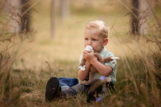 jongen met knuffel bij de kinderfotograaf