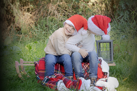 broers knuffelen op kerstfoto